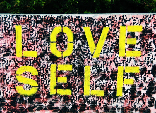 a sign that says i love self on it